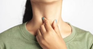 women-experiencing-throat-pain-d